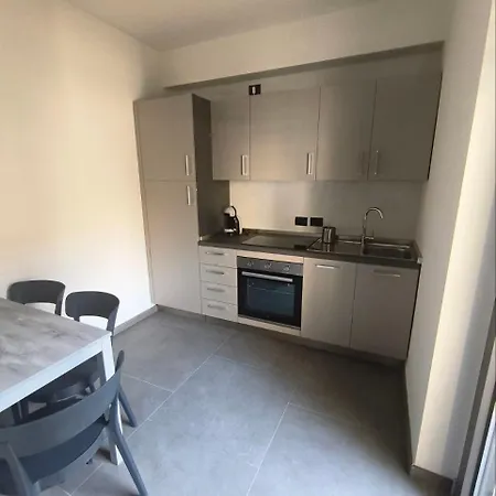 Romanello E アパート *